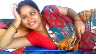 Deshi indian bhabi showing boobs