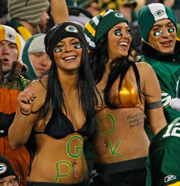 Female Packers Fans Brave Cold in Bikinis (GIF + Video) .