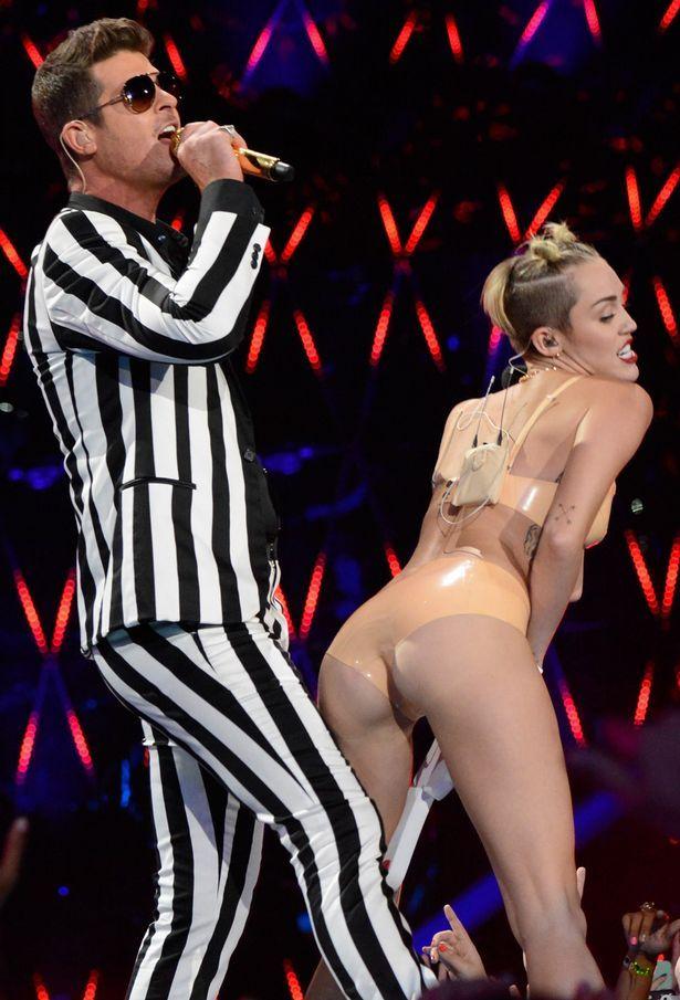 Miley cyrus shaking her boobs